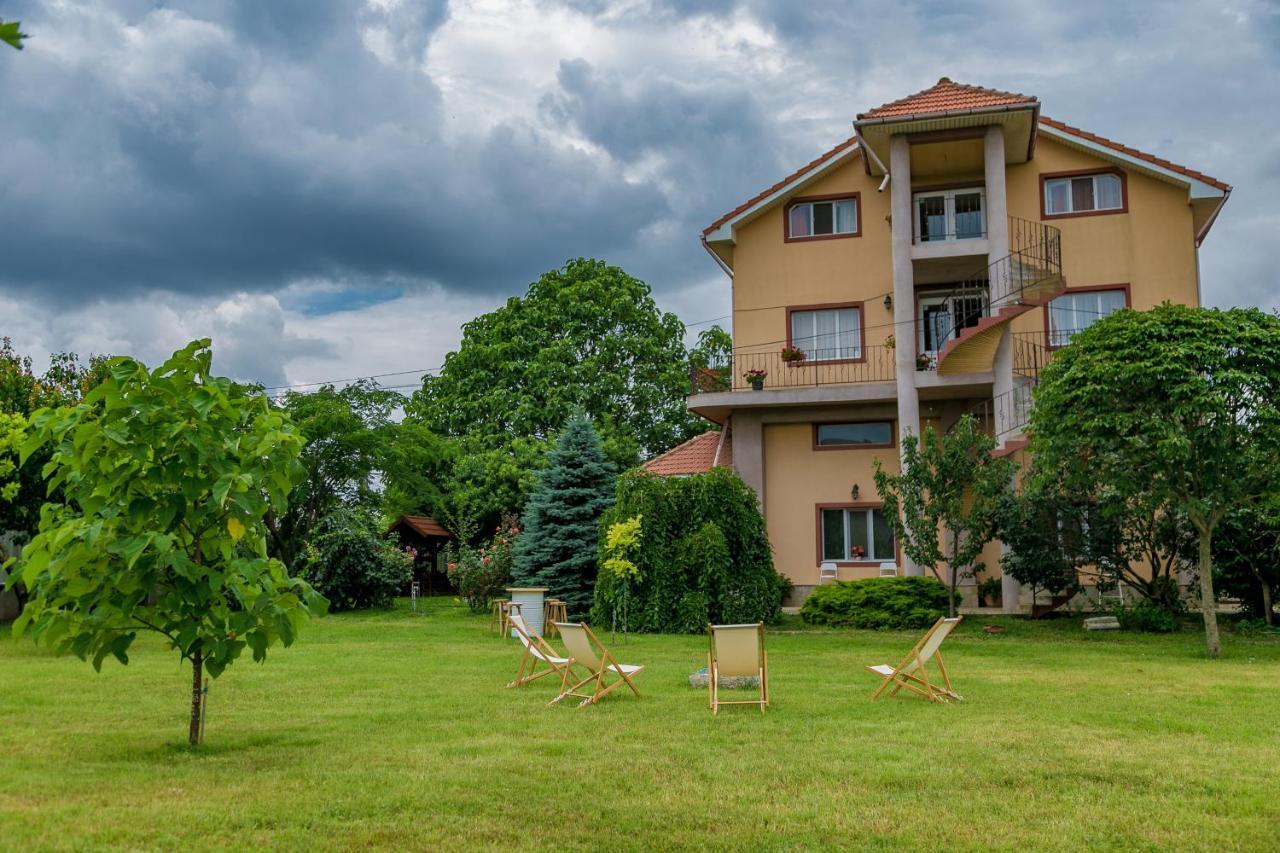 Hotel Heaven Garden Două Mai Esterno foto