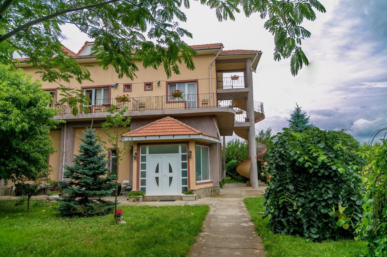 Hotel Heaven Garden Două Mai Esterno foto
