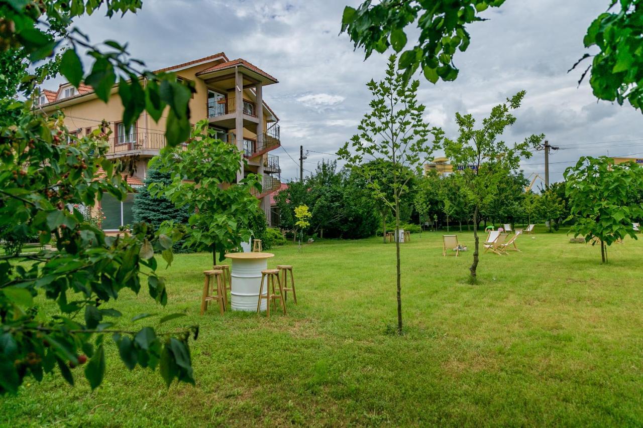 Hotel Heaven Garden Două Mai Esterno foto