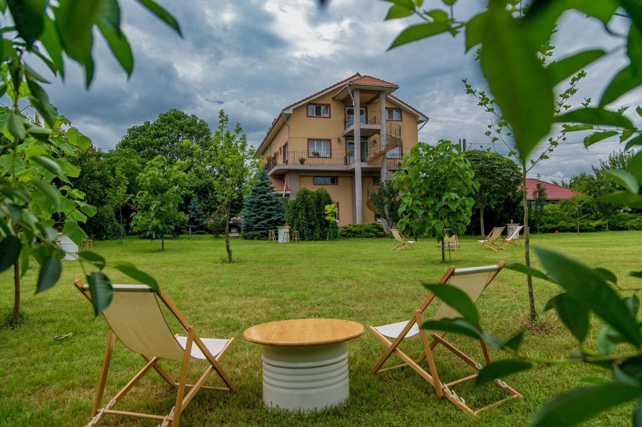 Hotel Heaven Garden Două Mai Esterno foto