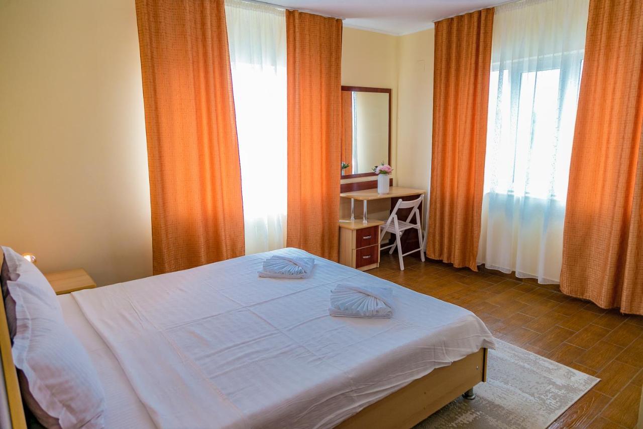 Hotel Heaven Garden Două Mai Esterno foto