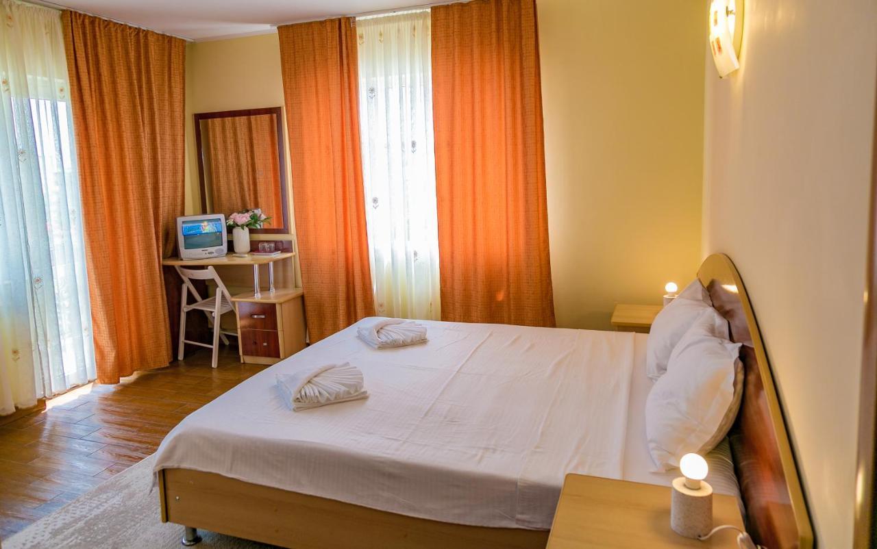 Hotel Heaven Garden Două Mai Esterno foto