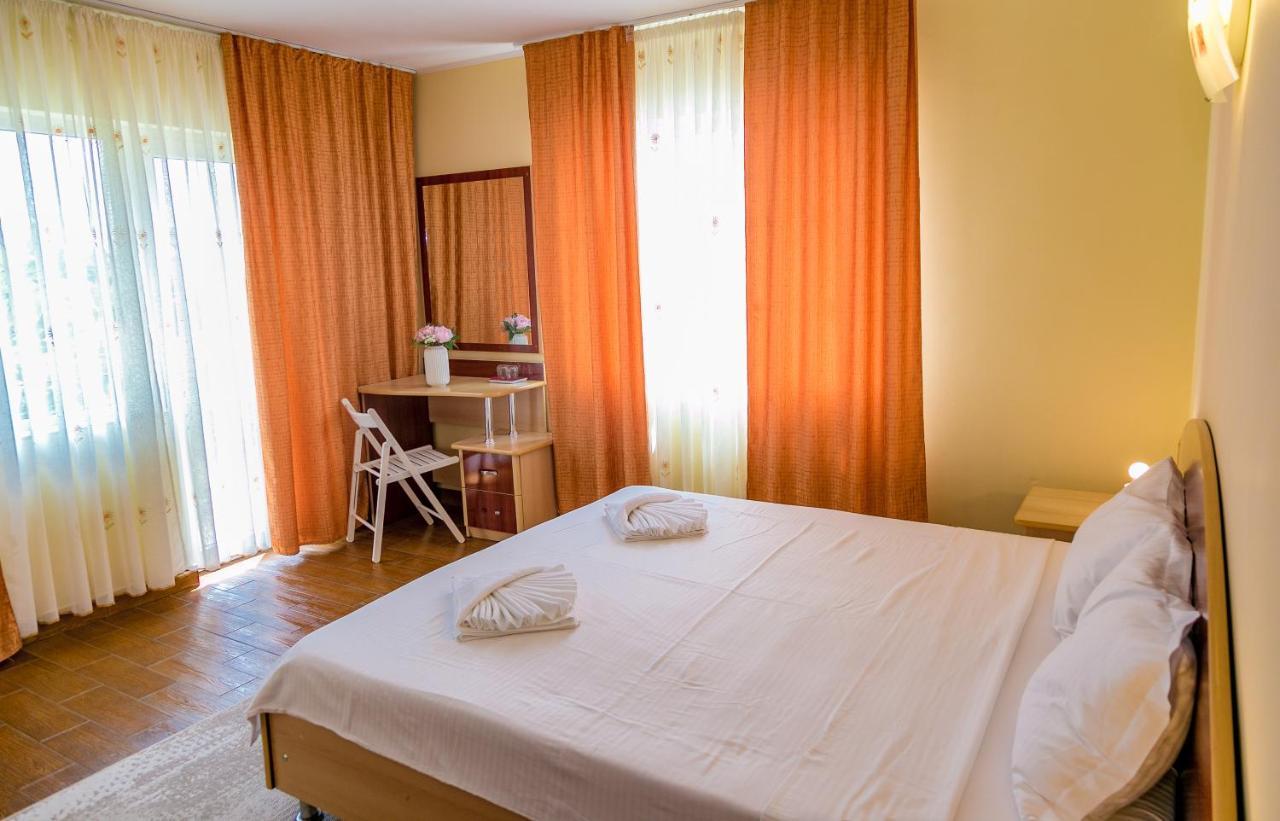 Hotel Heaven Garden Două Mai Esterno foto
